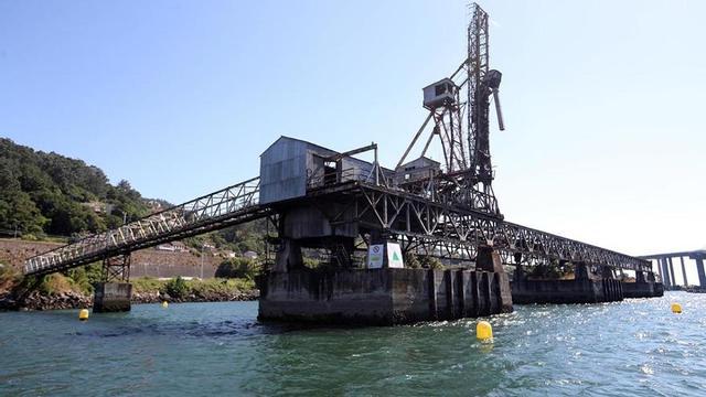 El cargadero de mineral de Rande, balizado para evitar que los barcos se acerquen.