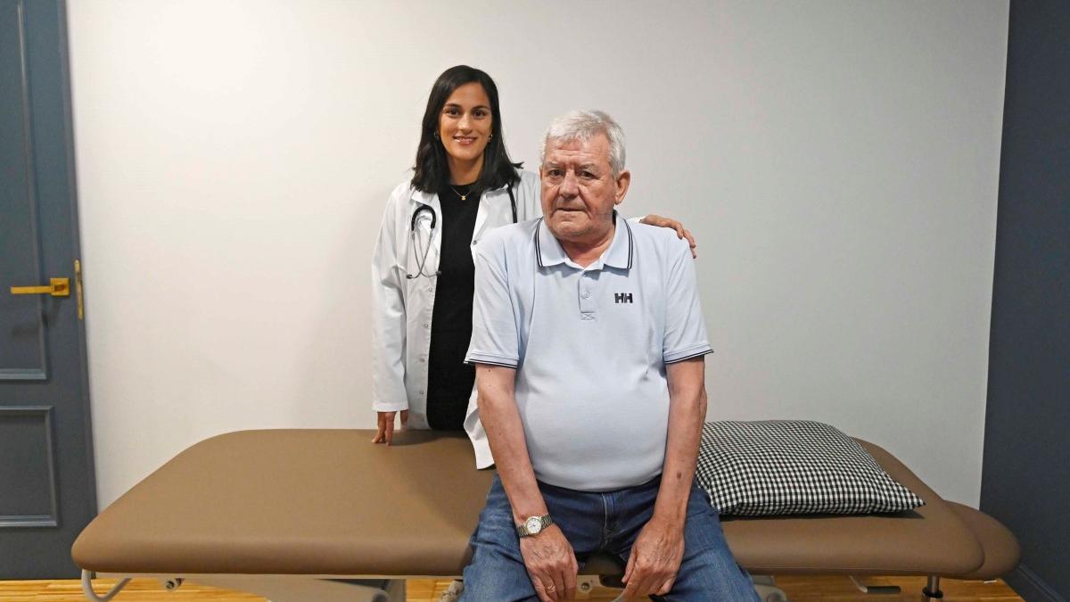 La fisioterapeuta Patricia Casal y Santiago Alonso, paciente con EPOC.