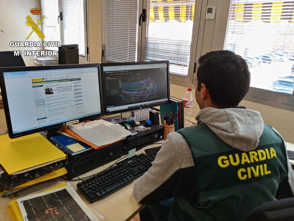 Archivo - Un guardia civil de delitos telemáticos.