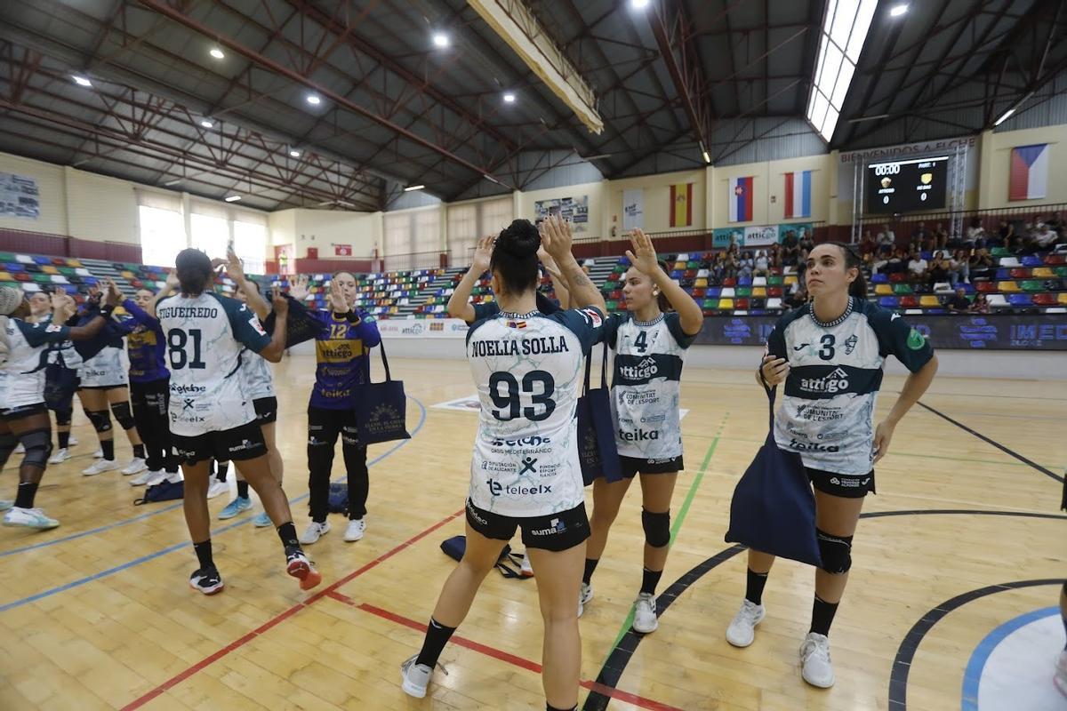 Noelia Solla se saluda con sus compañeras tras un encuentro.