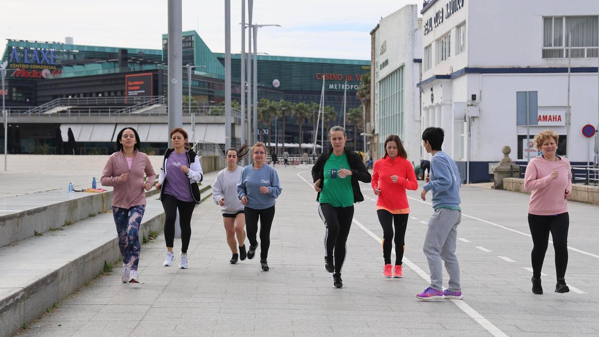 Vigo, Paseo das Avenidas. Grupo de mujeres que han empezado a correr