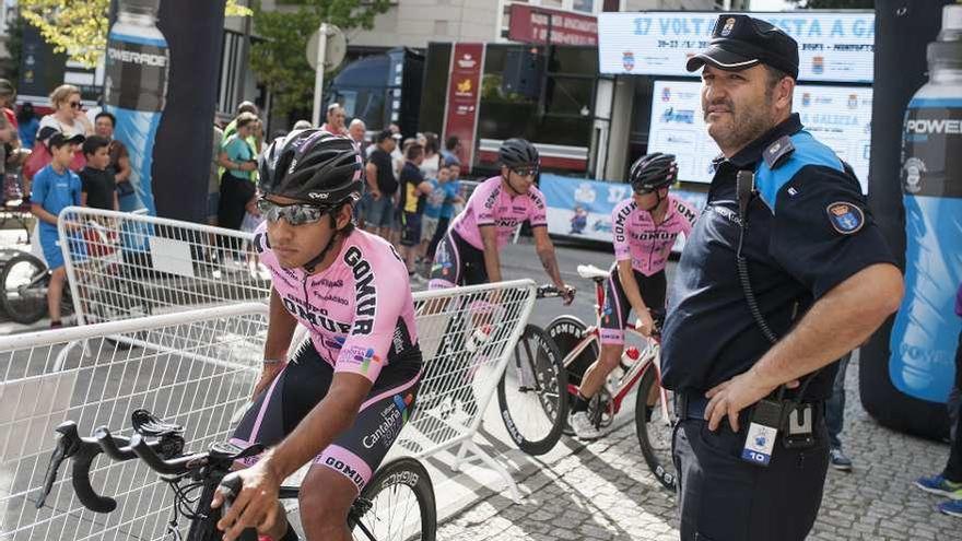 Fernando, ayer, controlando la seguridad vial en la Volta Ciclista en Verín. // Brais Lorenzo