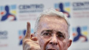 El expresidente Álvaro Uribe ve una naciente dictadura en Colombia y pide recuperar el país en 2026