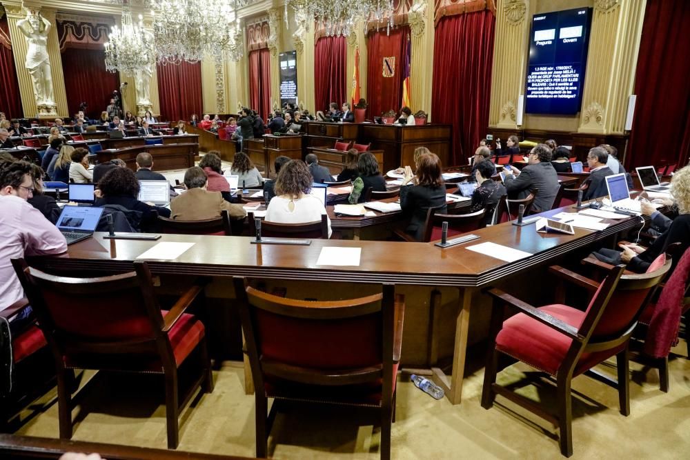 Así ha abandonado Xelo Huertas el pleno del Parlament