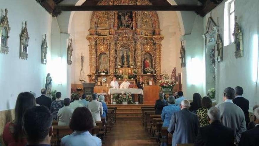 Un momento del oficio religioso en la iglesia de Villanázar.