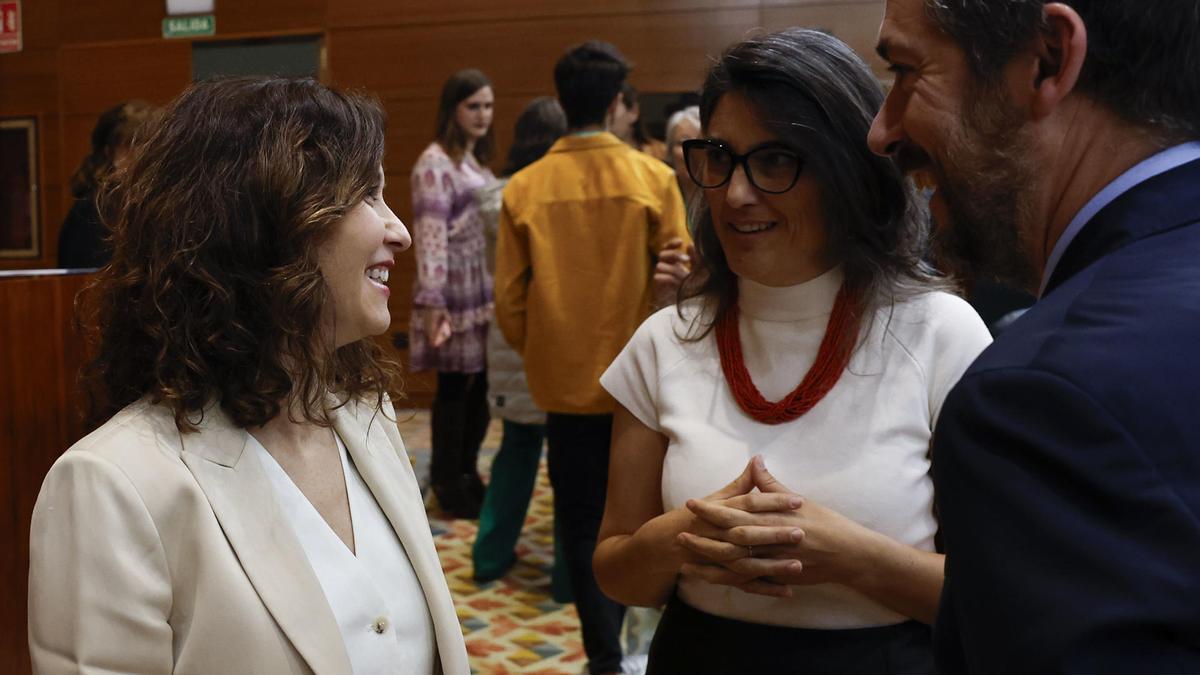 Isabel Díaz Ayuso saluda a la nueva portavoz de Más Madrid, Manuela Bergerot, en el Pleno.
