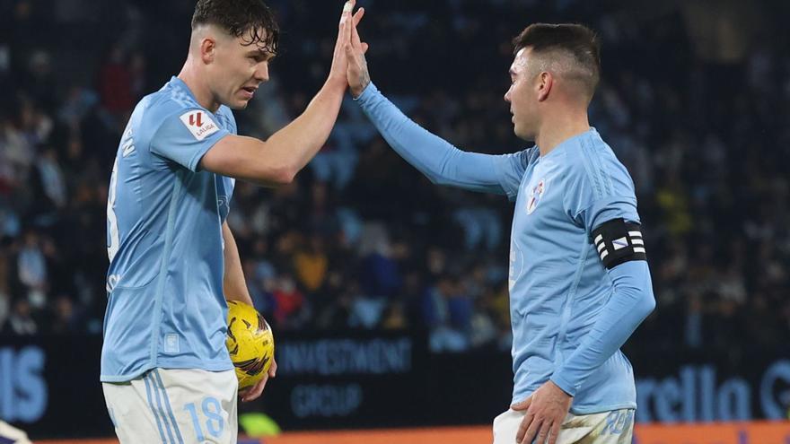 Larsen y Aspas celebran el
 gol del empate.   | // RICARDO GROBAS