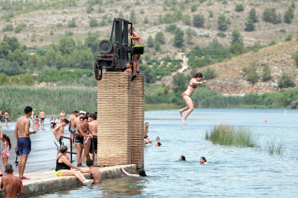 Los bañistas acuden al Assut d'Antella aunque el baño está prohibido