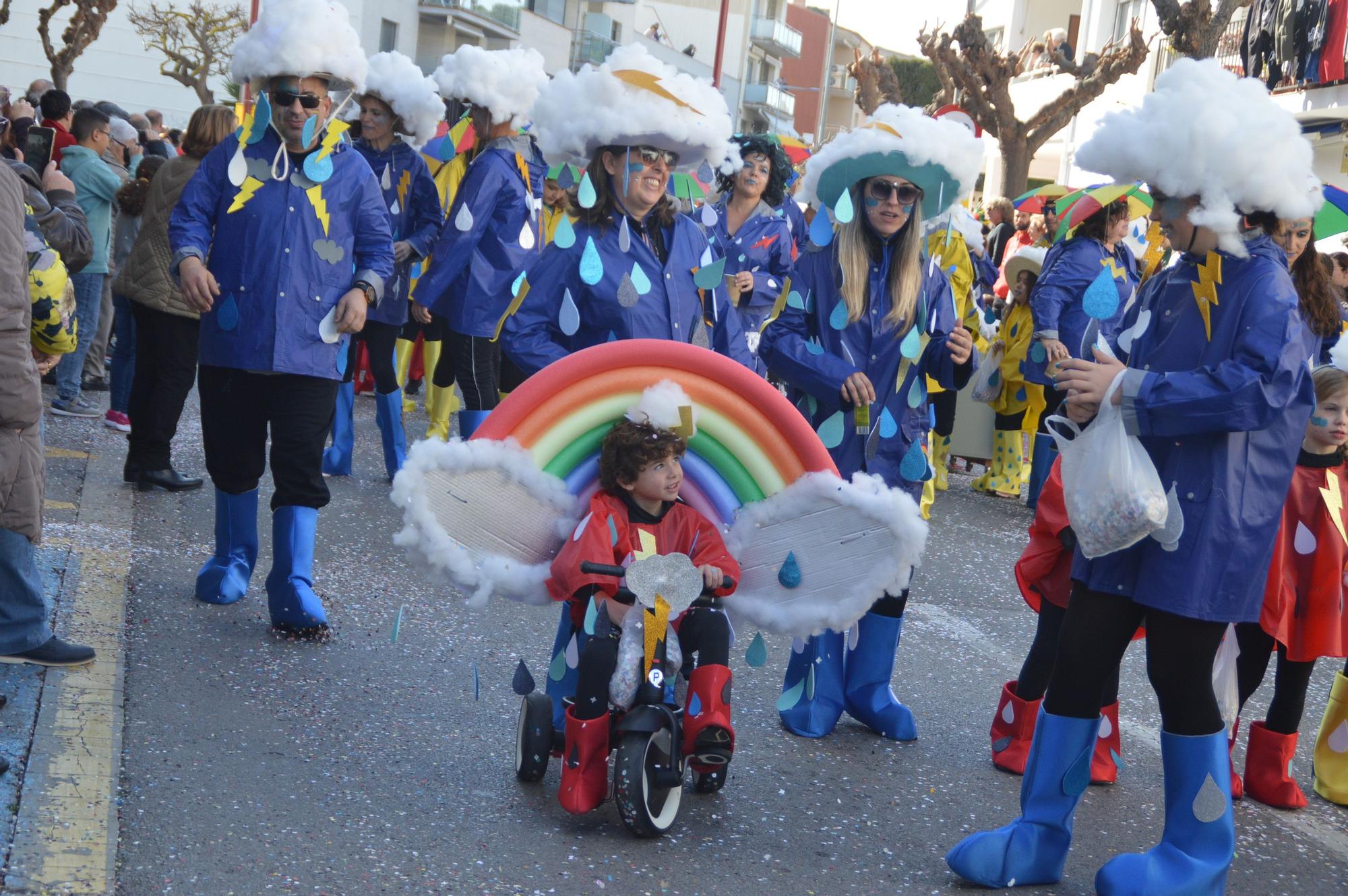 L'Escala vibra amb una rua de carnaval carregada d'imaginació