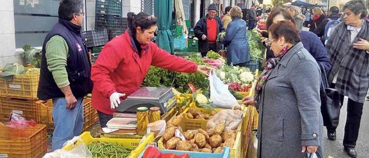 Abdón y su esposa Jerònia atendiendo ayer su puesto.