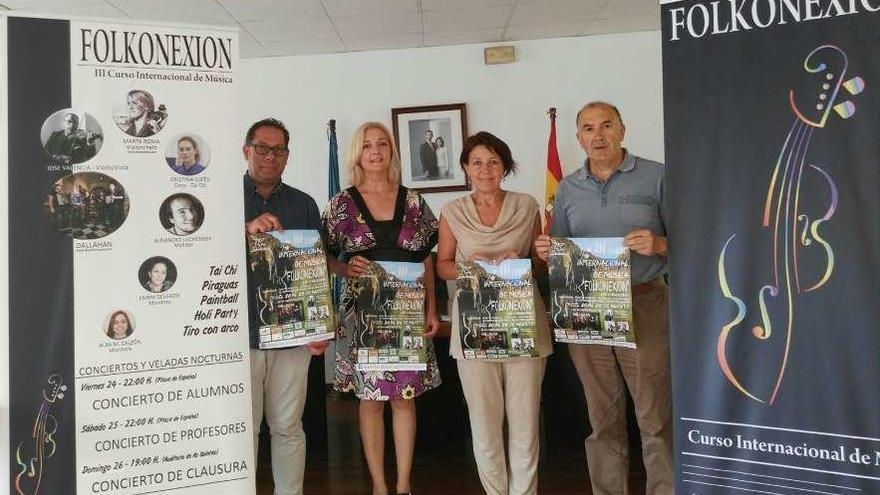 Iose Valencia, la concejala de Cultura, Victoria Zarcero; la regidora franquina, Cecilia Pérez, y el presidente de la asociación cultural Arcángel San Miguel, ayer, en el salón de plenos durante la presentación del curso.