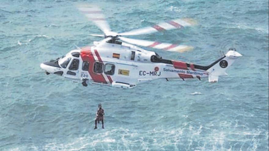 El helicóptero de Salvamento Marítimo rescató a varios heridos.