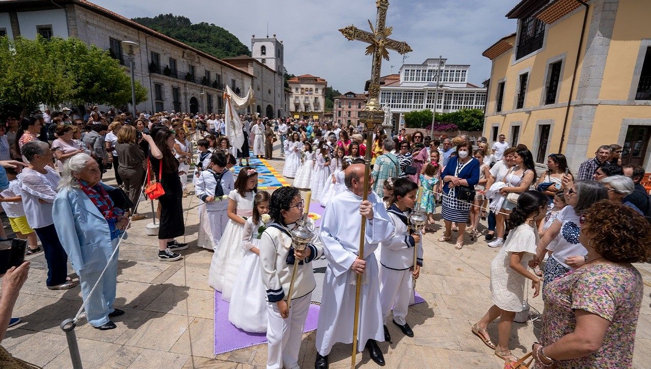 Pravia disfruta el Corpus y se llena de color con las alfombras ornamentales