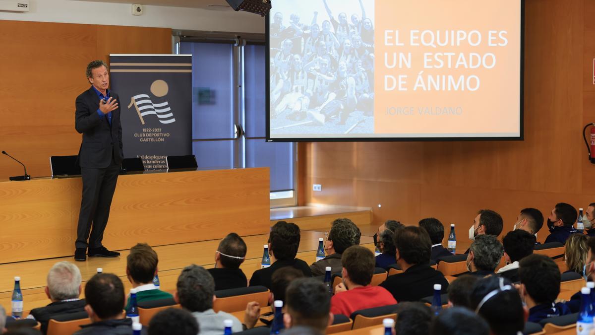 Jorge Valdano, durante su charla a los miembros del CD Castellón.