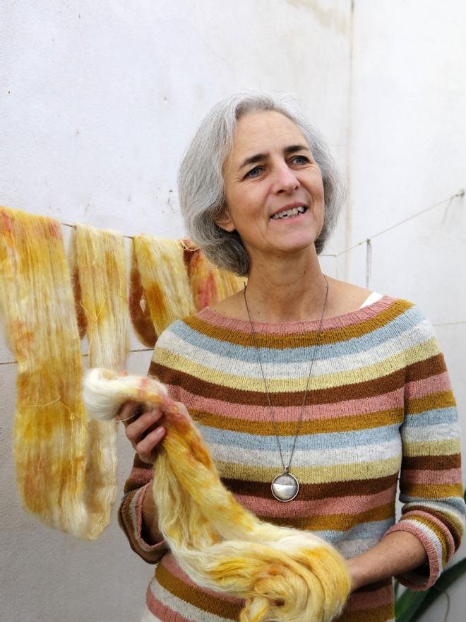 Tatiana Sarasa mit einem bereits gefärbtem Wollstrang.