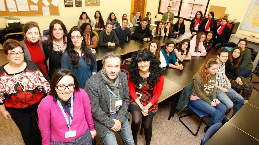 Natividad Jiménez, Beatriz Suárez, Rocío Fernández, Eva Suárez, Noelia López, David Estévez y M.ª José Fernández, en una clase de primero del módulo de guía turístico.