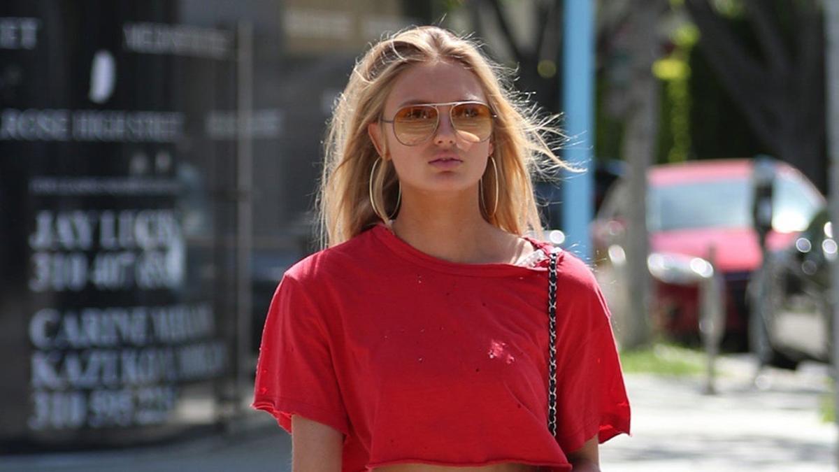 Romee Strijd con sus vaqueros en llamas