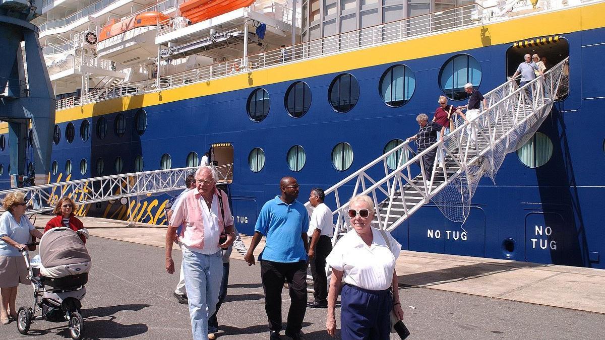Turistas norteamericanos bajando de un crucero en el Puerto de Vigo.