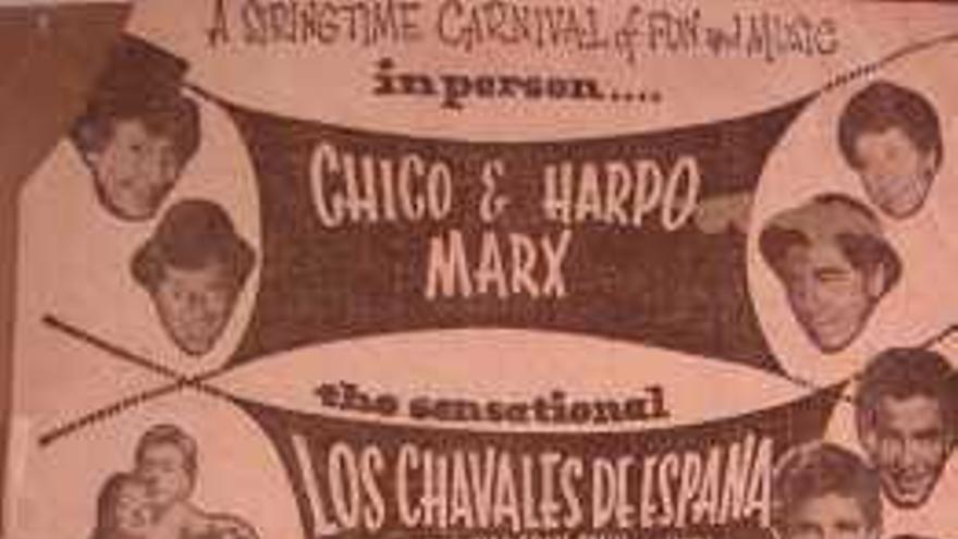 Trini Reyes, en una fotografía de juventud. El cartel de la gira con los Hermanos Marx.