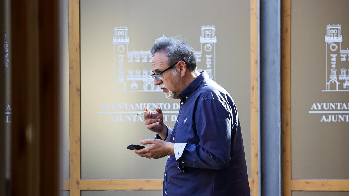 El concejal Manuel Jiménez, justo antes de empezar la reunión de la Junta de Gobierno de este martes