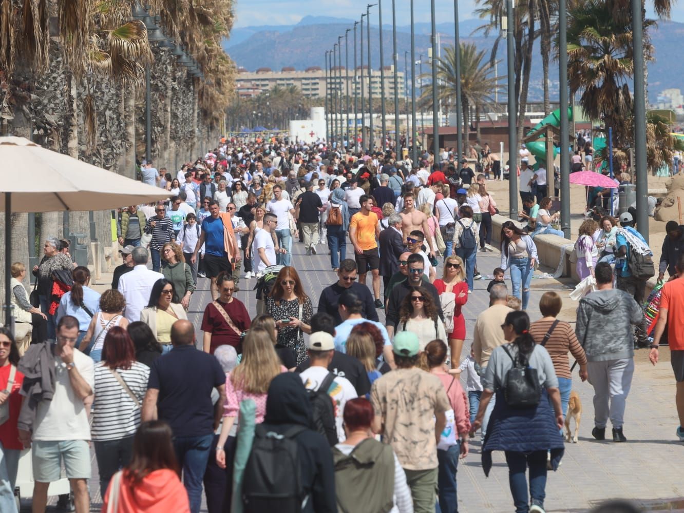 Primeros chapuzones del año en un domingo de sol y playa