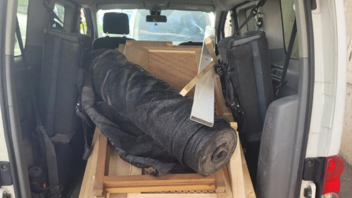 Carga de la furgoneta interceptada por la Policía Local