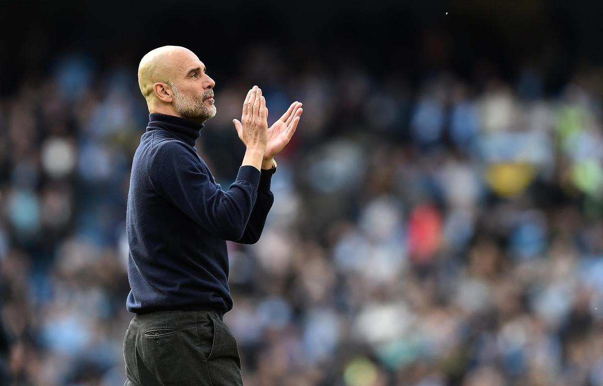 Pep Guardiola, entrenador del Manchester City, agradece a la afición al finalizar el duelo ante el Arsenal
