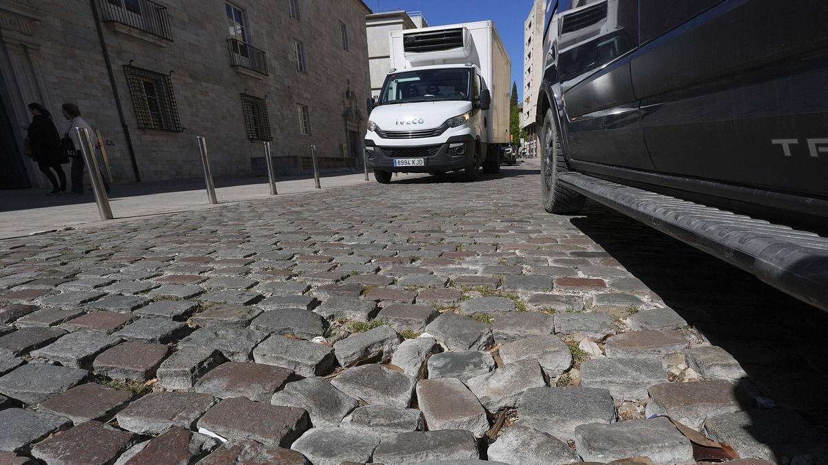 La via presenta desperfectes a les llambordes de pedra