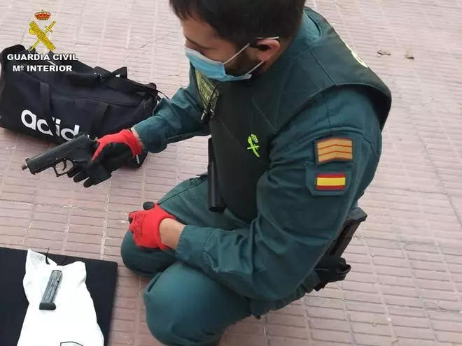 La Guardia Civil descubre una pistola escondida en un coche en Villena