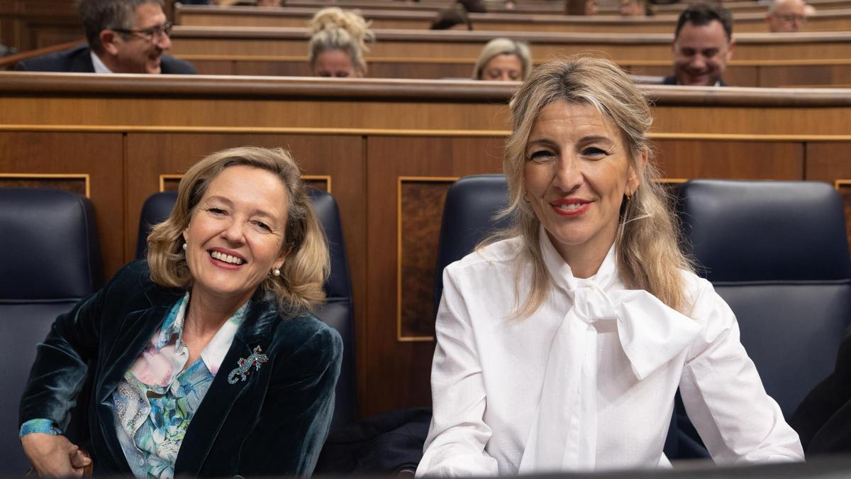 La vicepresidenta primera y ministra de Asuntos Económicos, Nadia Calviño, junto a la vicepresidenta segunda y ministra de Trabajo, Yolanda Díaz, en la última sesión de control al Gobierno en el Congreso de los Diputados.