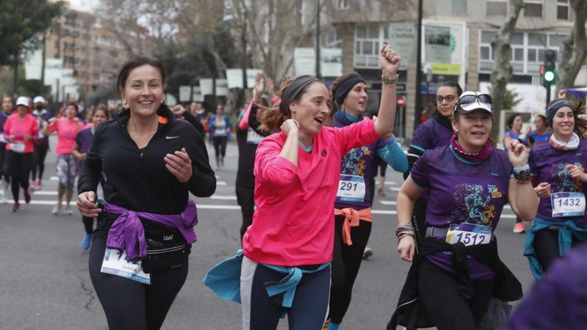 Varias atletas, por las calles de València. | J.M. LÓPEZ