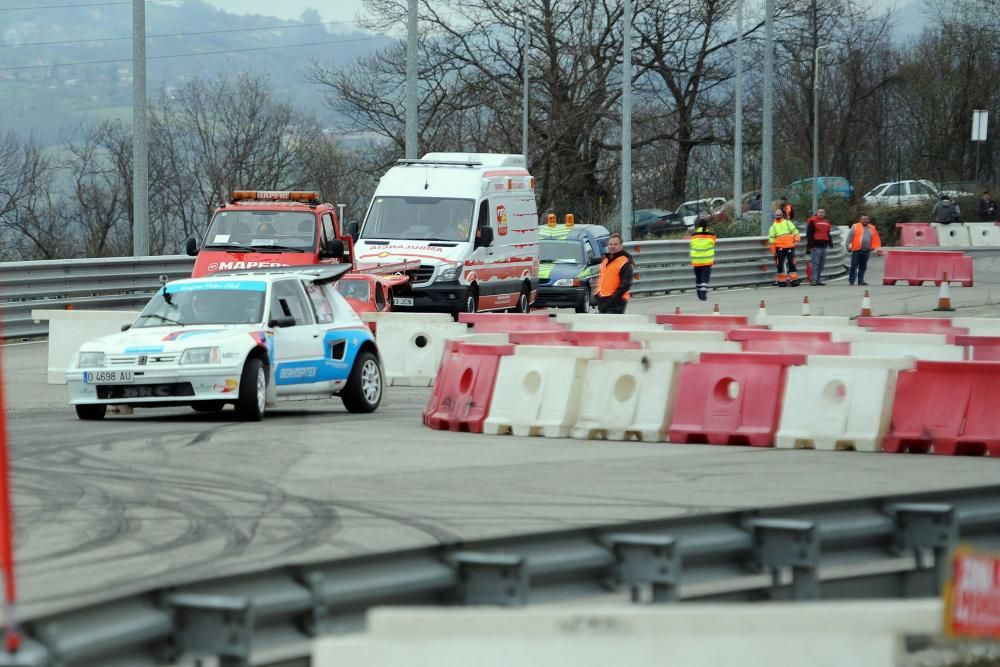 Exhibición automovilística en Langreo