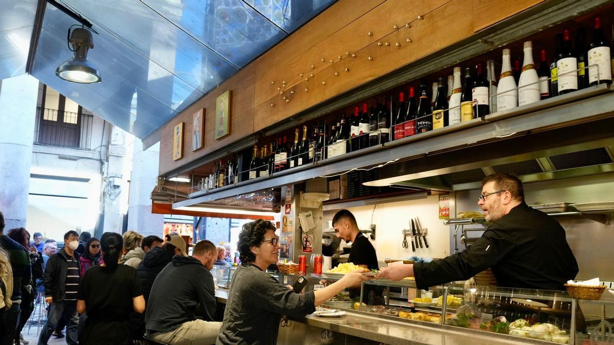 Retirat per ordre judicial el rètol ‘Pinotxo’ del bar de la Boqueria