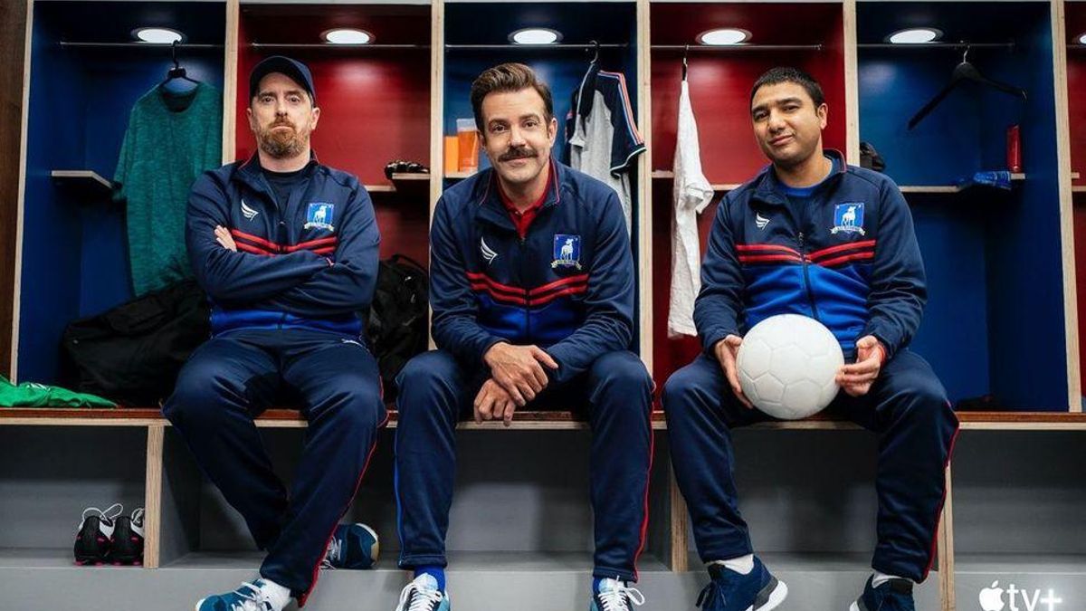 Ted Lasso y sus asistentes en el vestuario ficticio del AFC Richmond.