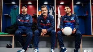 Ted Lasso y sus asistentes en el vestuario ficticio del AFC Richmond.