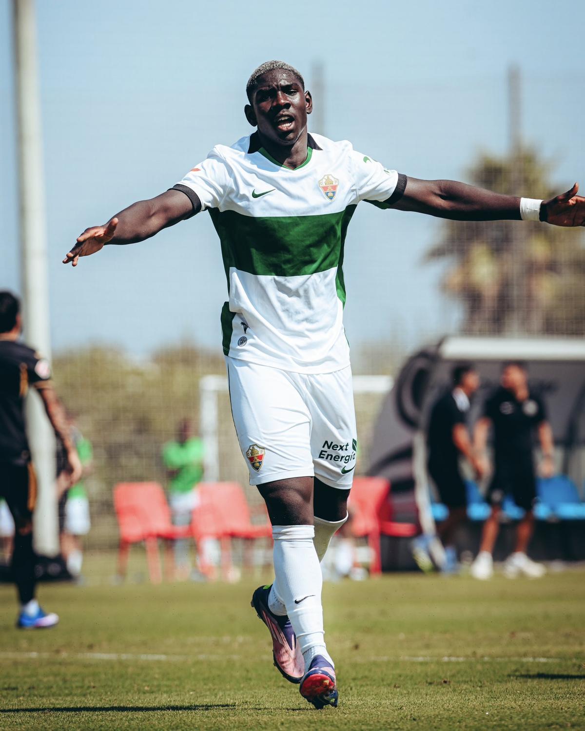 Umaru celebra uno de los goles al Córdoba en el cuarto amistoso del Elche