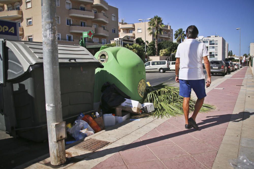 La basura se acumula en las calles de Orihuela Cos