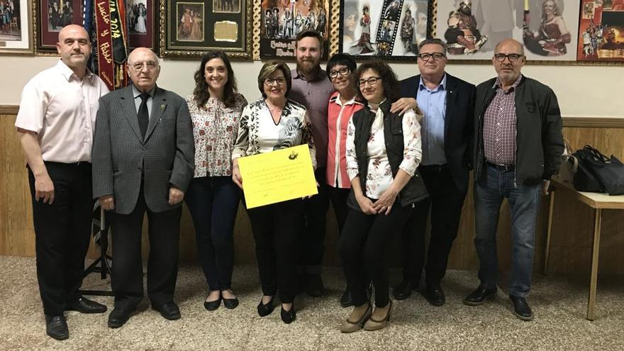 El momento de la donación del dinero a la AECC de Elda