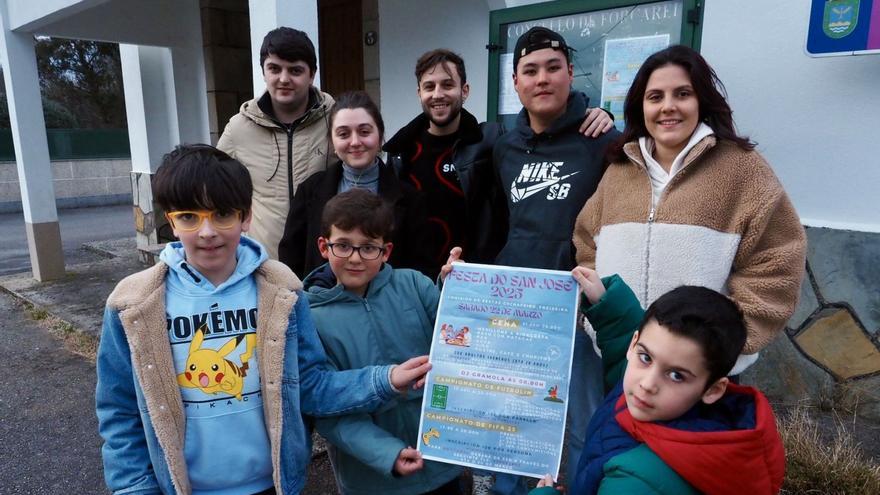 Los miembros de la comisión, ayer en Cachafeiro. | Bernabé