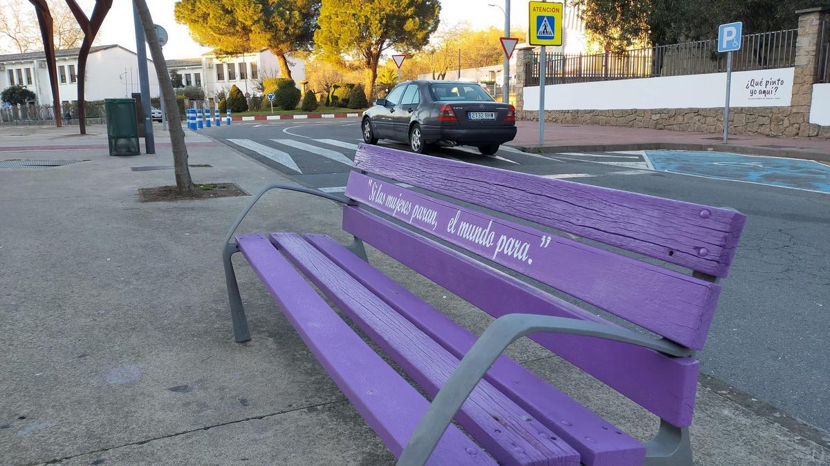 Uno de los bancos con el mensaje por la igualdad.