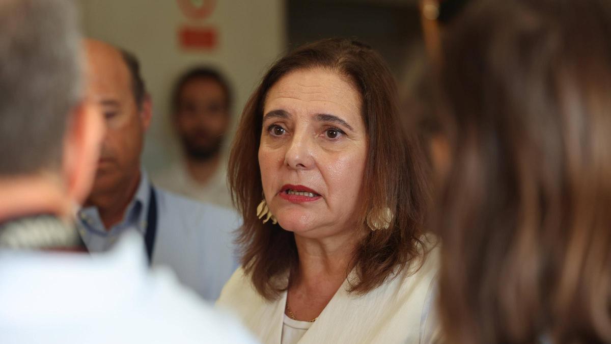 La consellera de Salud, Manuela García, en una visita al hospital Can Misses el año pasado.