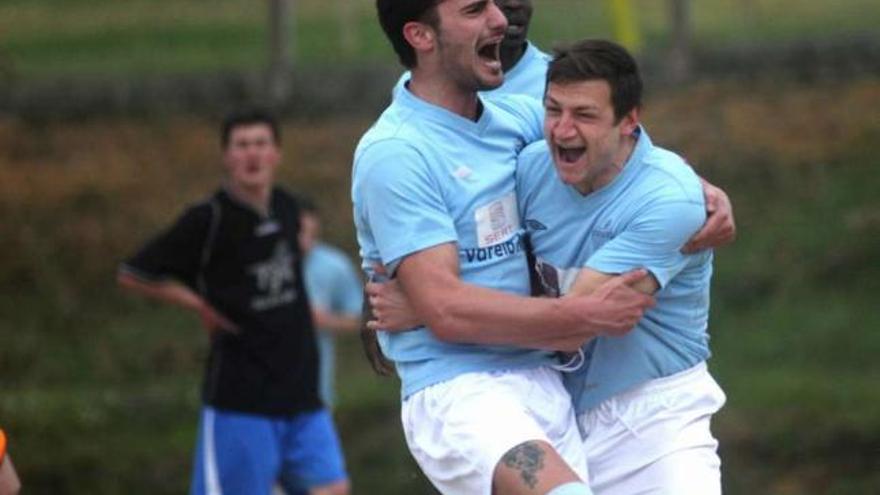 Martín Barreiro y Checho celebran uno de los tres goles que marcó ayer el Estudiantil. // Bernabé/Luismy