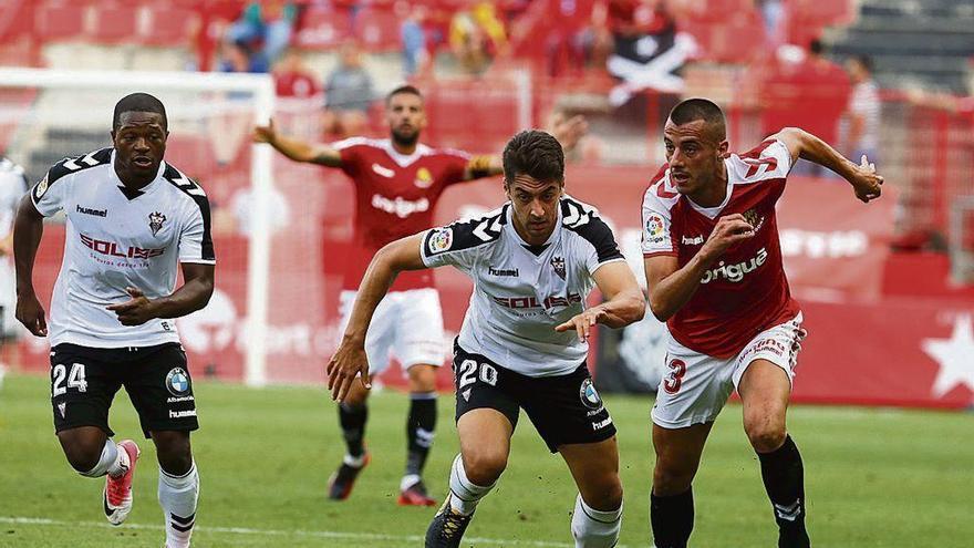 Tejera, a la derecha con el balón, en un partido con el Nàstic.