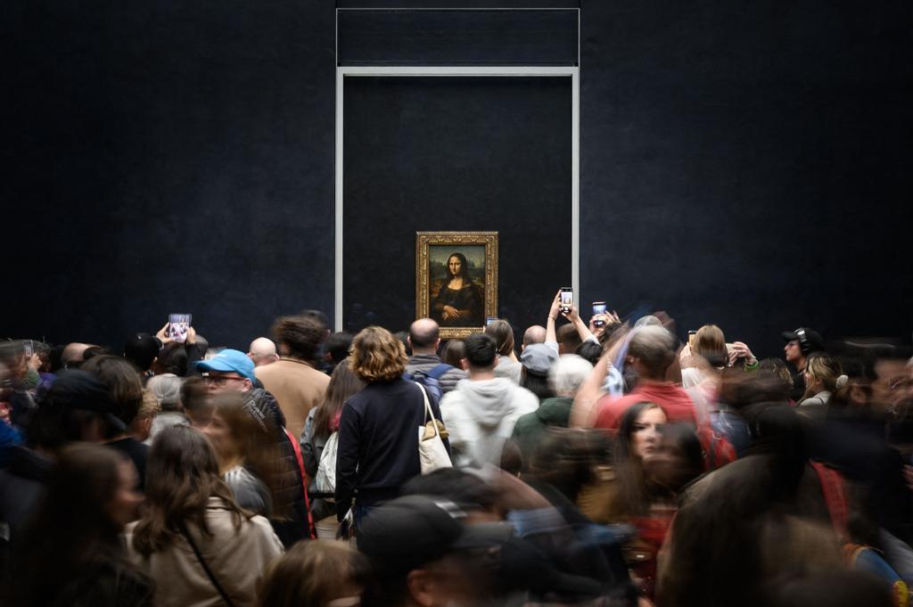 Para poder ver La Gioconda en primera fila hay que esperar una larga fila.