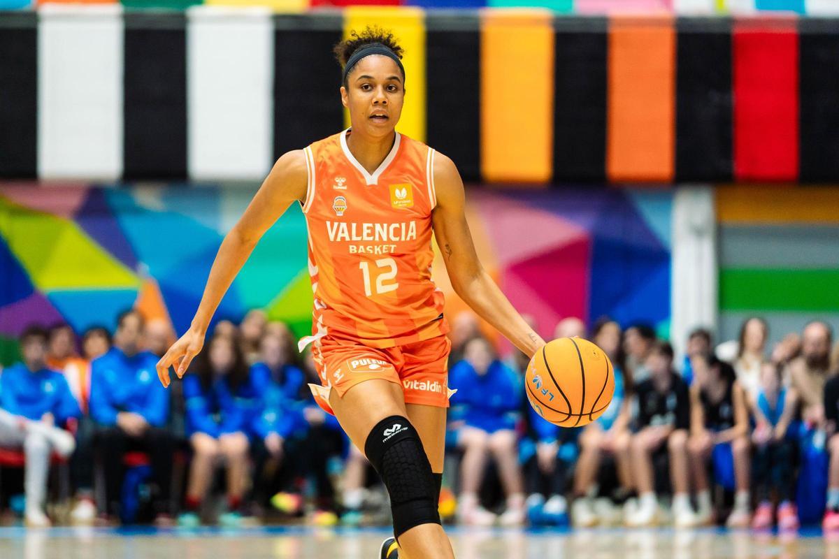 Nia Coffey, cada vez más asentada en el Valencia Basket tras su fichaje.