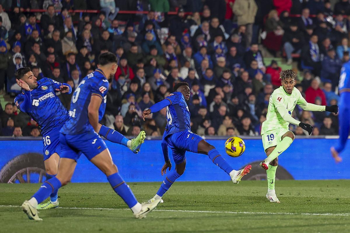 Lamine Yamal frente a tres contrarios en Getafe.