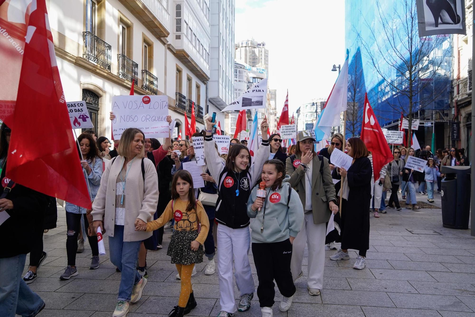 Más de 600 trabajadores de tiendas de Inditex protestan en A Coruña para exigir mejoras