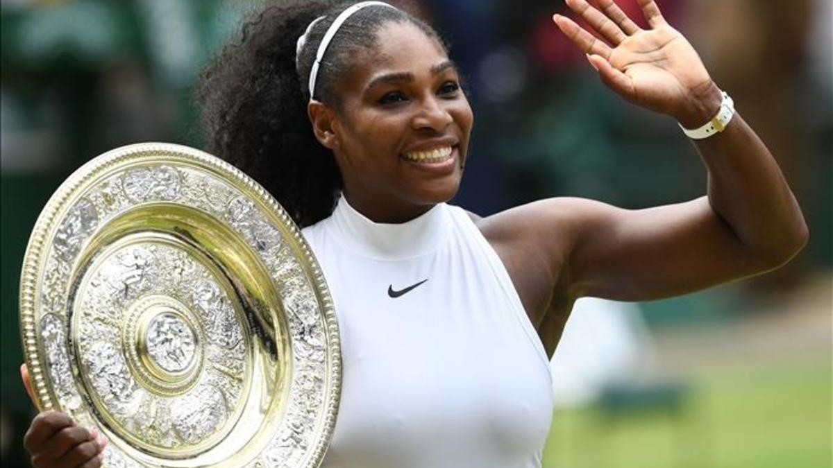 Serena Williams con su nuevo trofeo de Wimbledon... el séptimo y el 'grande' número 22