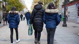 Varias personas pasean por las inmediaciones de la remodelada y peatonalizada Puerta del Sol, a 4 de diciembre de 2022, en Madrid (España).