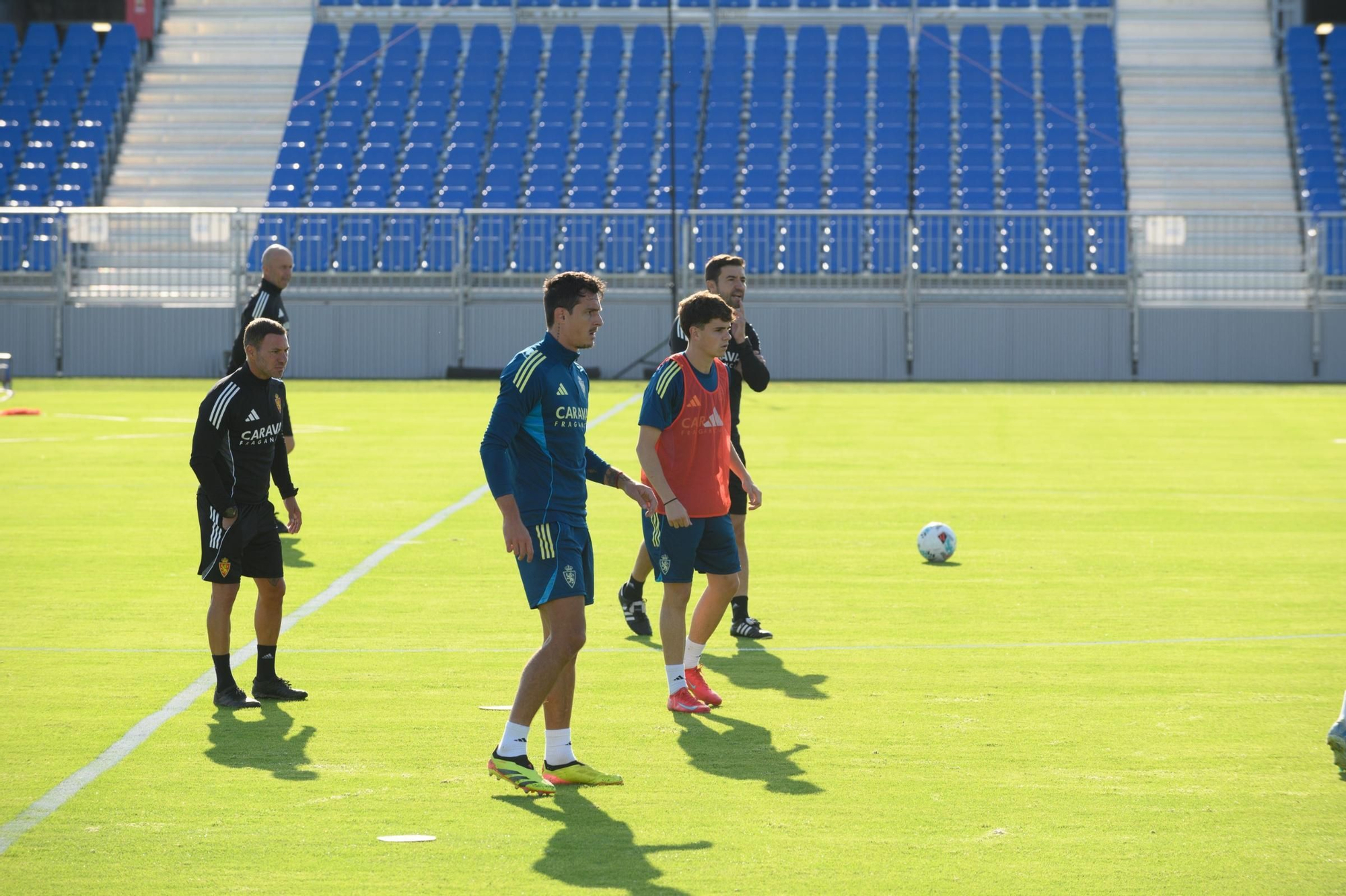 En imágenes | Primer entrenamiento del Real Zaragoza en el Ibercaja Estadio con Radovanovic sobre el césped